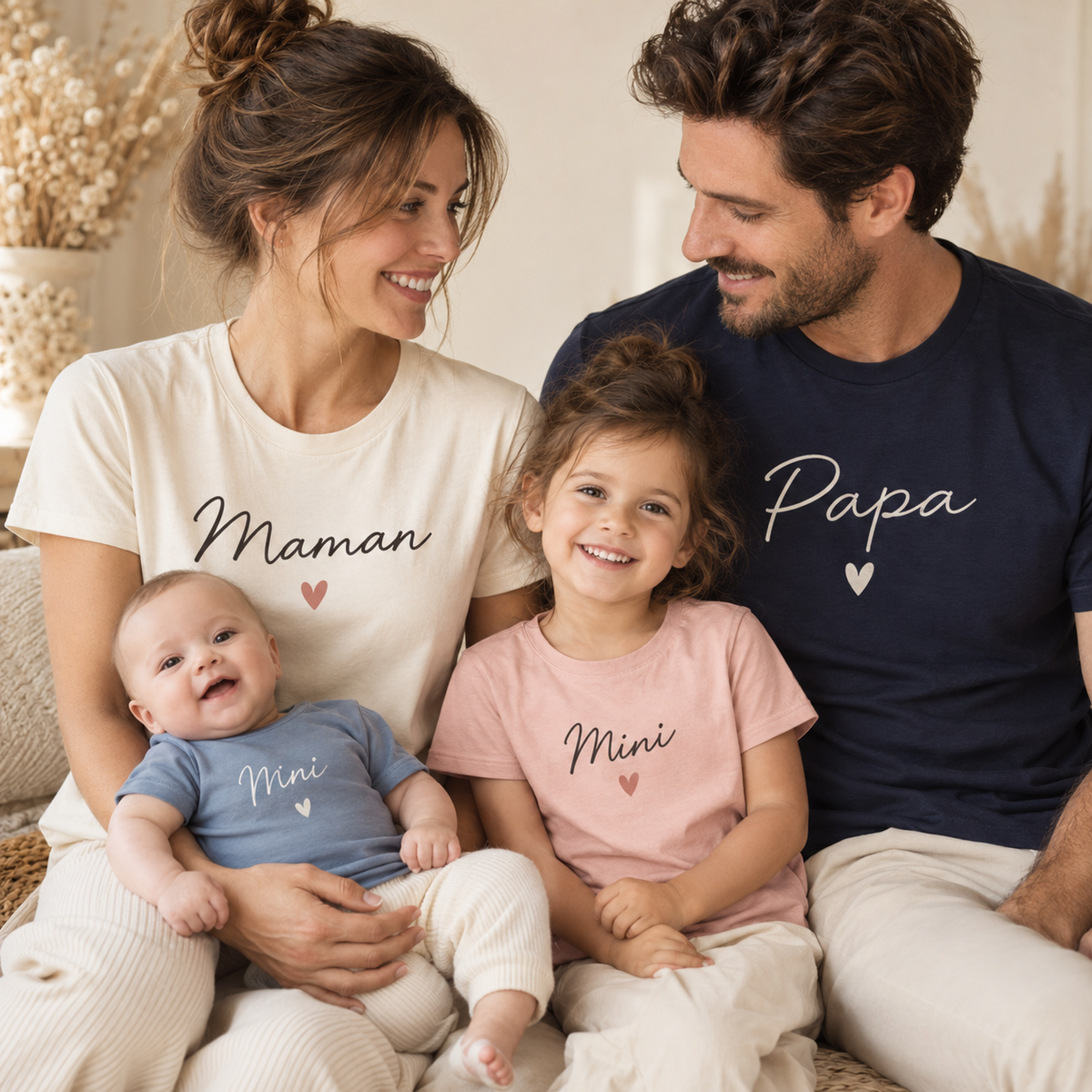 Capa com família usando T-shirts personalizados